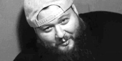 Action Bronson posé sur Neo Boto