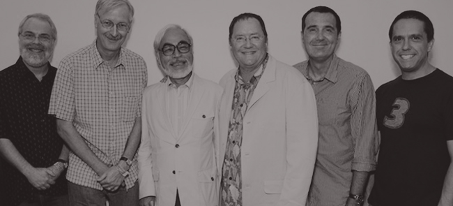 Hayao Miyazaki entouré des animateurs de Disney au Comic Con de San Diego : Ron Clements, John Musker, John Lasseter (Pixar), Kirk Wise, Lee Unkrich (Pixar)